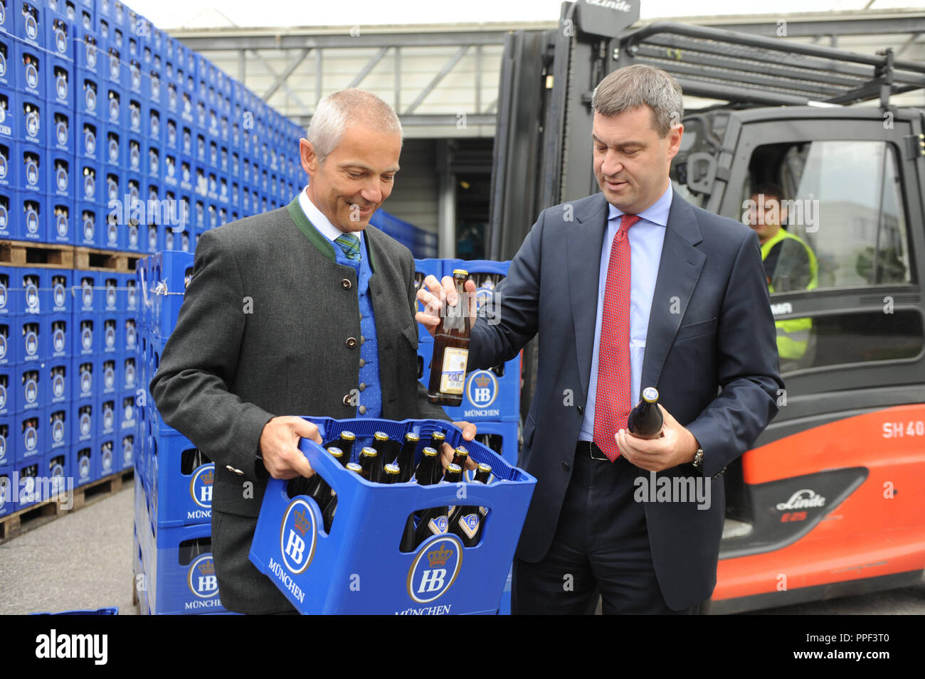 Brauerei Direktor Dr. Michael Möller (links) und der Bayerische Finanzminister Markus Soeder (CSU) mit bierkästen vor das erweiterte Logistikzentrum des Staatlichen Hofbräuhaus auf Riemer Straße in München. Stockfoto