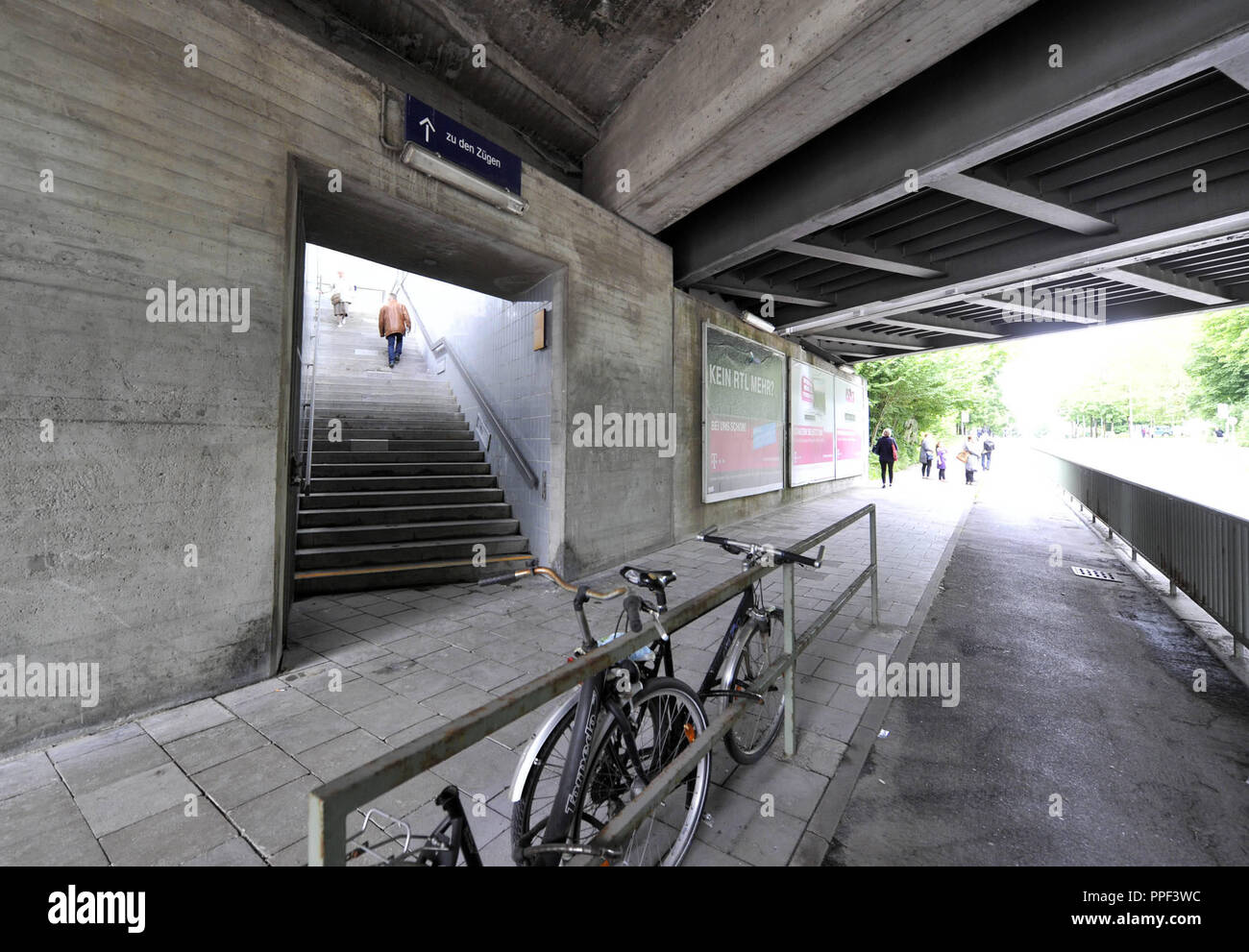 Die Treppe am St.-Martin-Strasse S-Bahn Station sind ein unüberwindliches Hindernis für alte Menschen, behinderte Menschen und Eltern mit Kinderwagen. Stockfoto