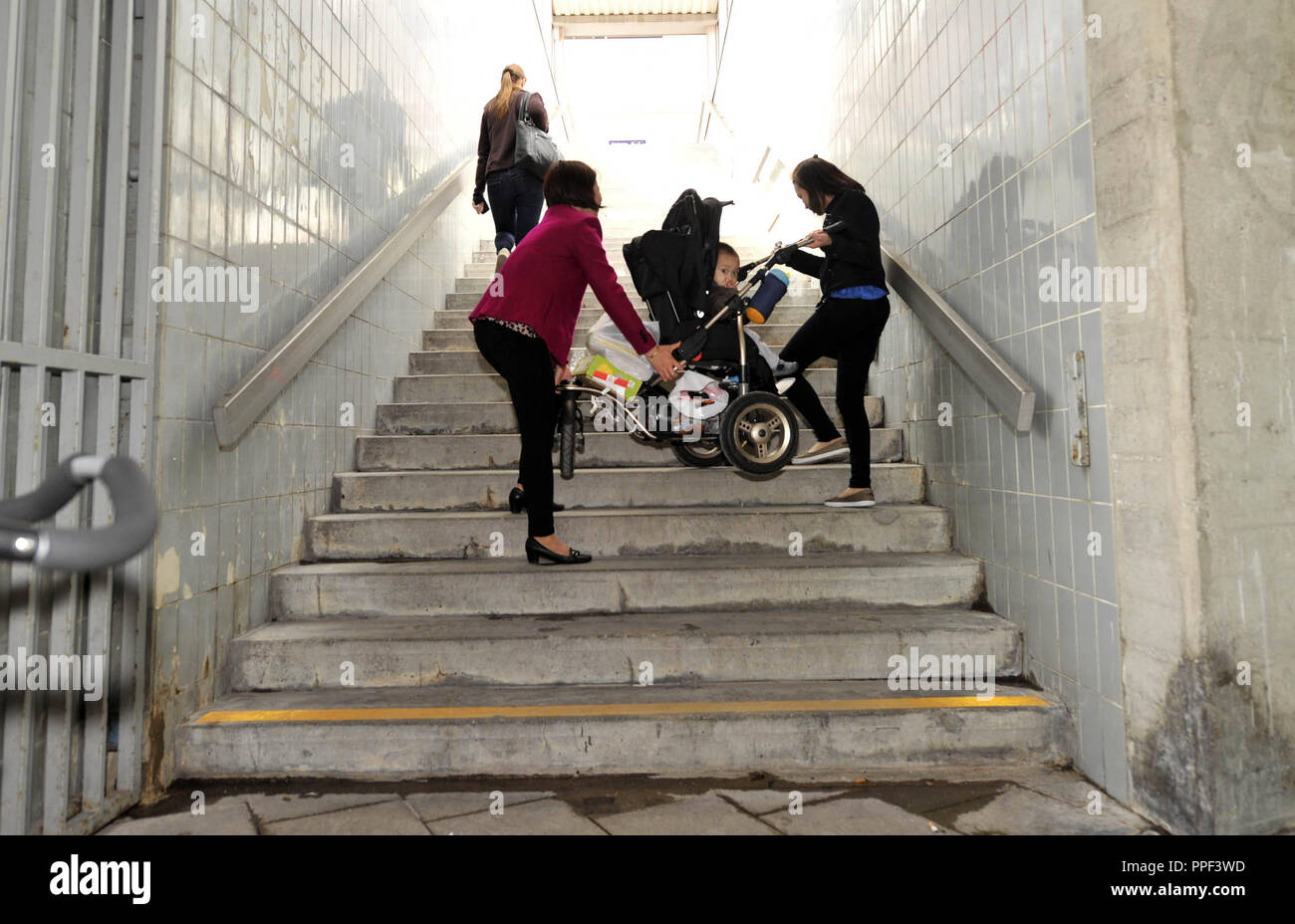 Die Treppe am St.-Martin-Strasse S-Bahn Station sind ein unüberwindliches Hindernis für alte Menschen, behinderte Menschen und Eltern mit Kinderwagen. Stockfoto