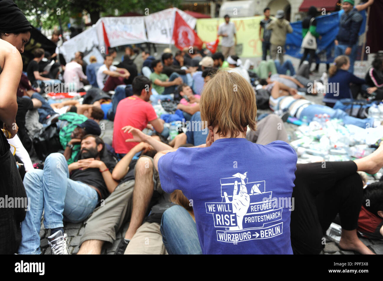 Flüchtlinge gehen im Hungerstreik für bessere Lebensbedingungen und Behandlung am Rindermarkt in München zu zeigen. Stockfoto