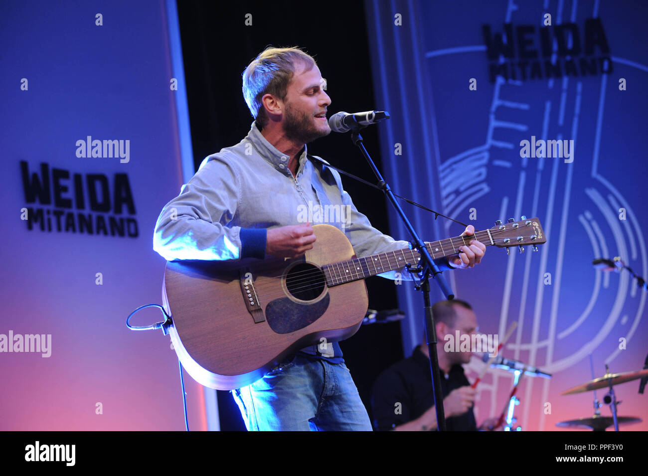 Der Band portfreunde Stiller" spielen an der Charity Veranstaltung 'Weida mitanand' im Münchner Lustspielhaus für die Opfer der Jahrhundertflut in Bayern. Das fundraising Veranstaltung mit 47 Künstler wurde im Fernsehen live vom Bayerischen Rundfunk übertragen als Teil des "BR-Fluthilfe-Tag fuer Bayern" (BR-Hochwasserschutz Tag für Bayern). Stockfoto