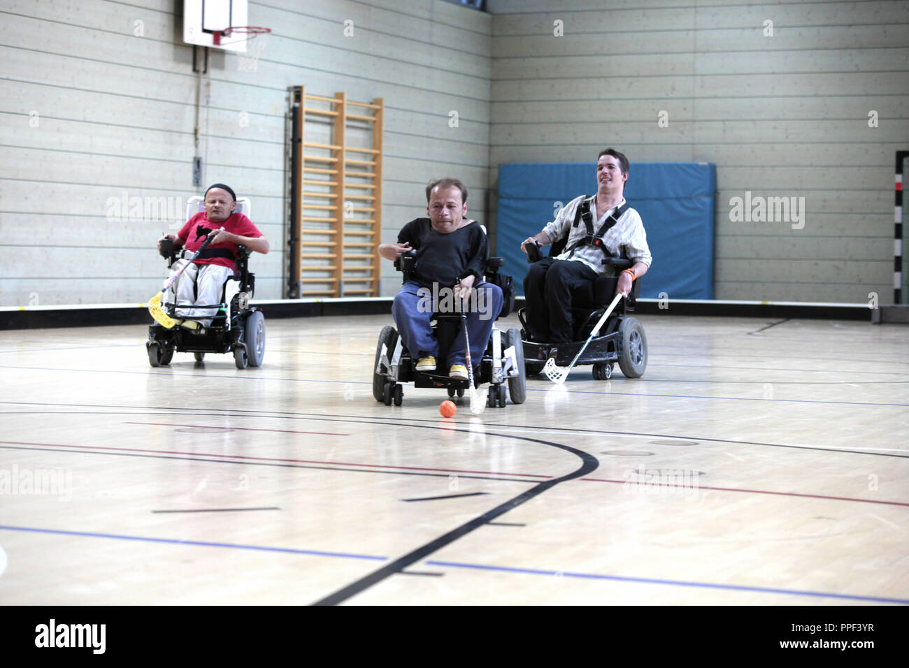 Die elektrischen Rollstuhl hockey Spieler der 'München Tiere" beim Training in der Turnhalle der Stiftung Pfennigparade in München. Stockfoto