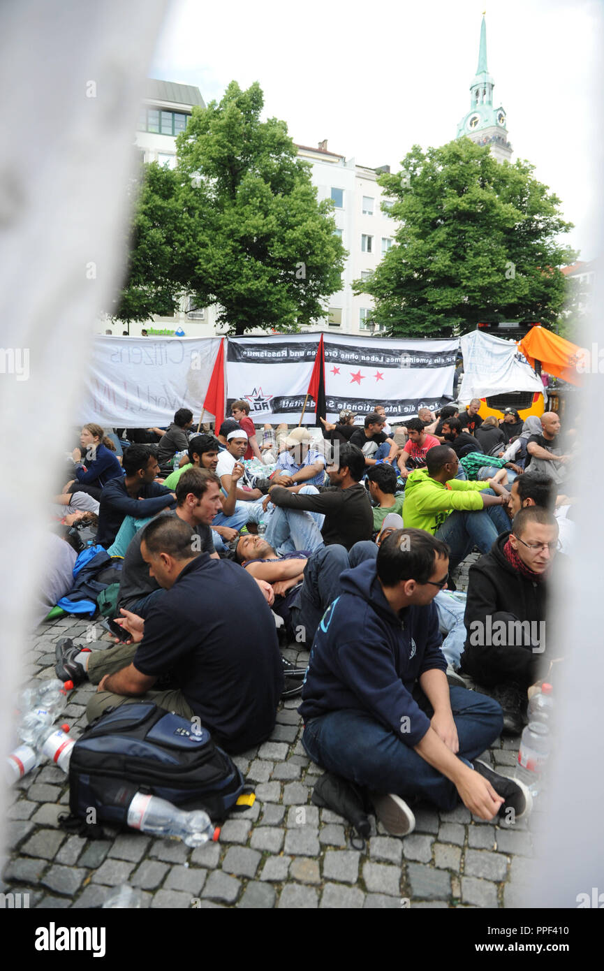Flüchtlinge gehen im Hungerstreik für bessere Lebensbedingungen und Behandlung am Rindermarkt in München zu zeigen. Stockfoto