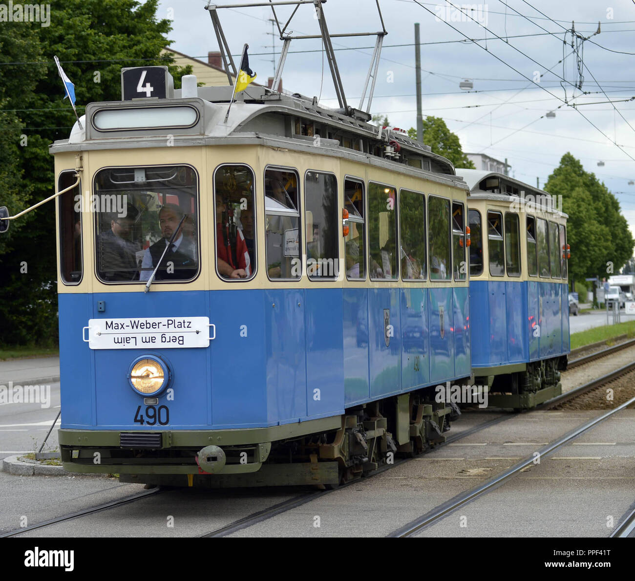 Eine historische Straßenbahn zum Jubiläum "100 Jahre Satzung der Berg am Laim zu München". Stockfoto