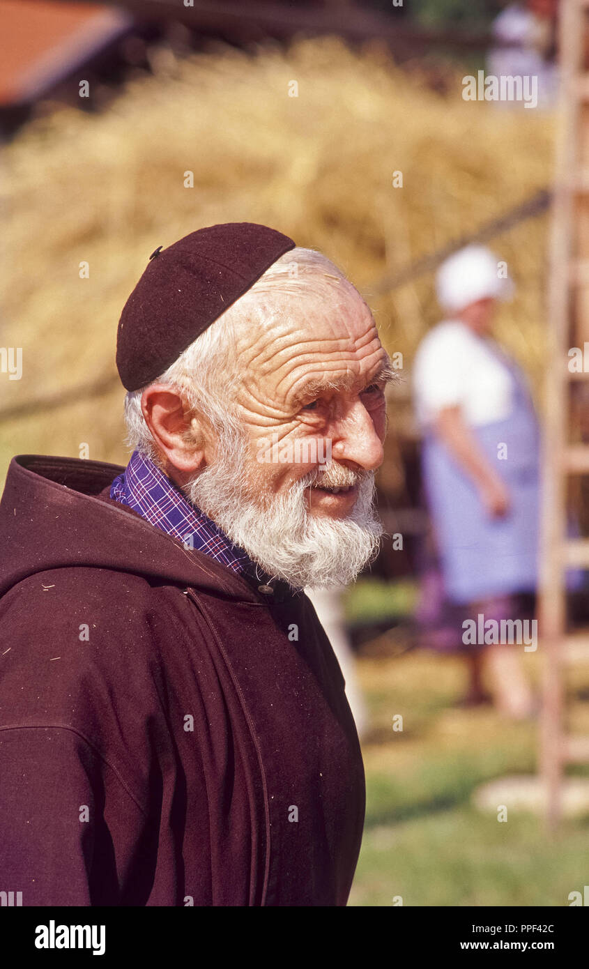 In der Farm Museum die Dampfmaschine der Tenne Warenkorb für den traditionellen Dampf dreschen betreibt, das ausgedroschene Körner ist in Säcken gesammelt und ist bereit für die transportiert werden - Kirchanschoering. Stockfoto