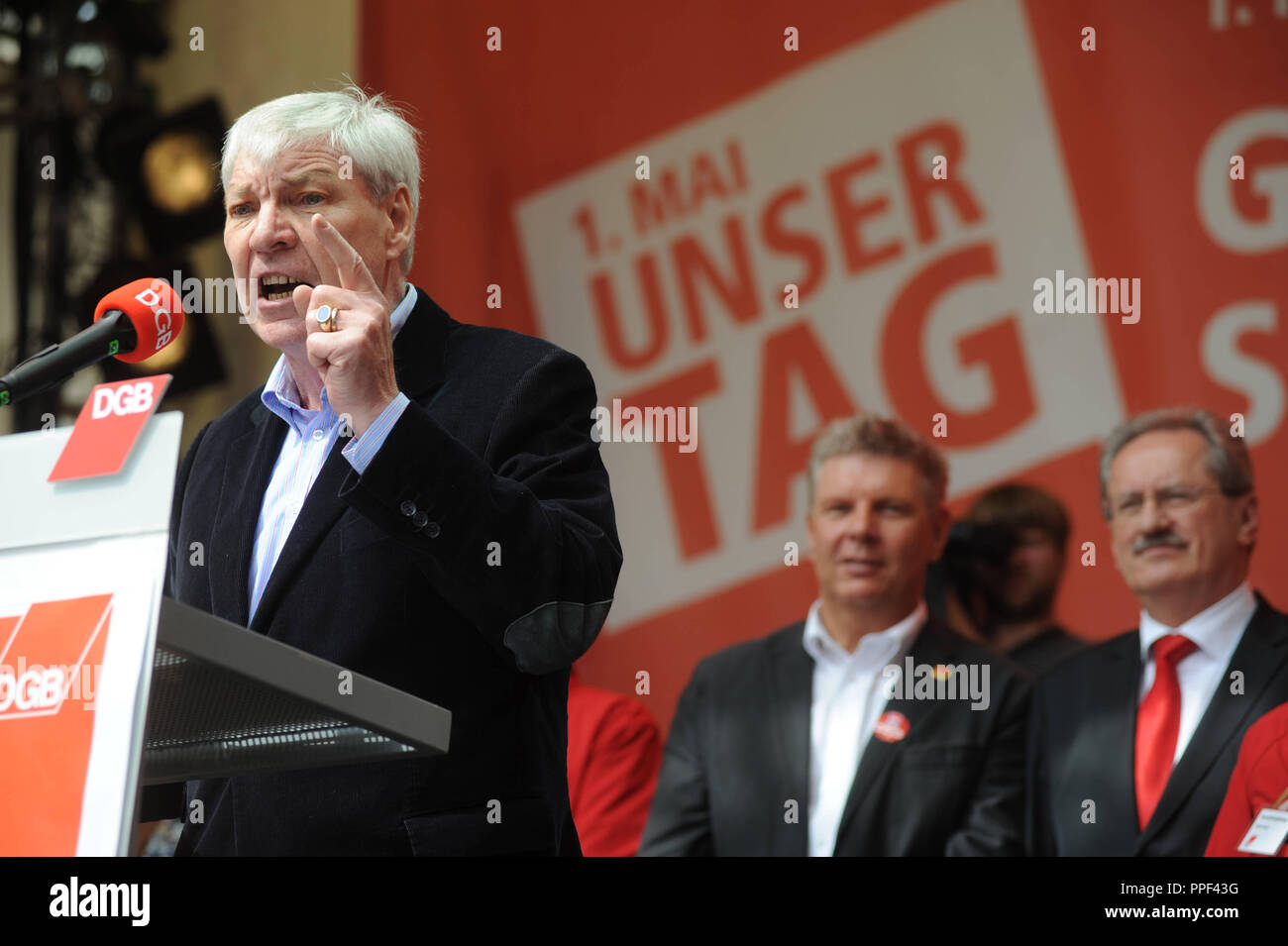 Der DGB-Vorsitzende Michael Sommer spricht an der Zentrale Tag der Kundgebung des DGB auf dem Marienplatz in München. Im Hintergrund, Bürgermeister Christian Ude (rechts) und wirtschaftlichen Berater Dieter Reiter. Stockfoto