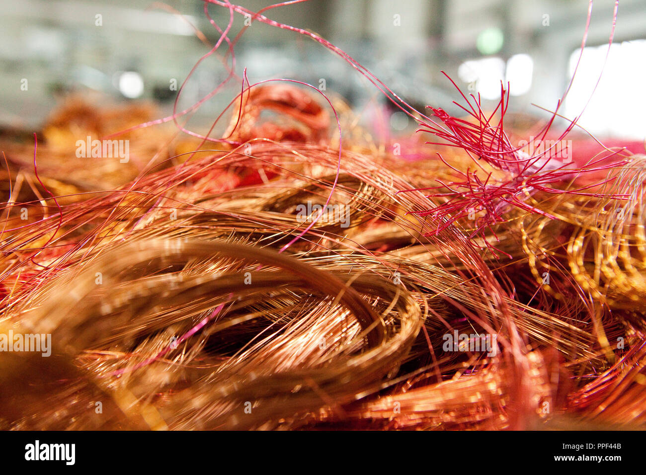 Kupferdrähte im Recycling von "Weißen Raben" in Dornach, wo beschäftigte Schwerbehinderte und langfristig arbeitslose Menschen. Stockfoto