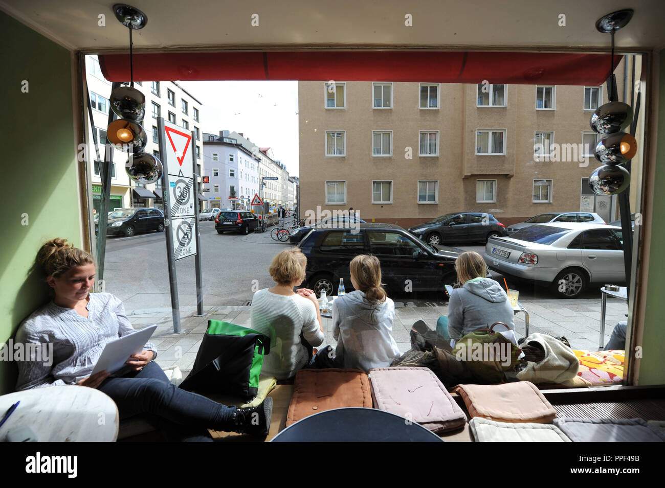 Endlich Scheint Die Sonne Wieder Die Gaste Sitzen Draussen Nach