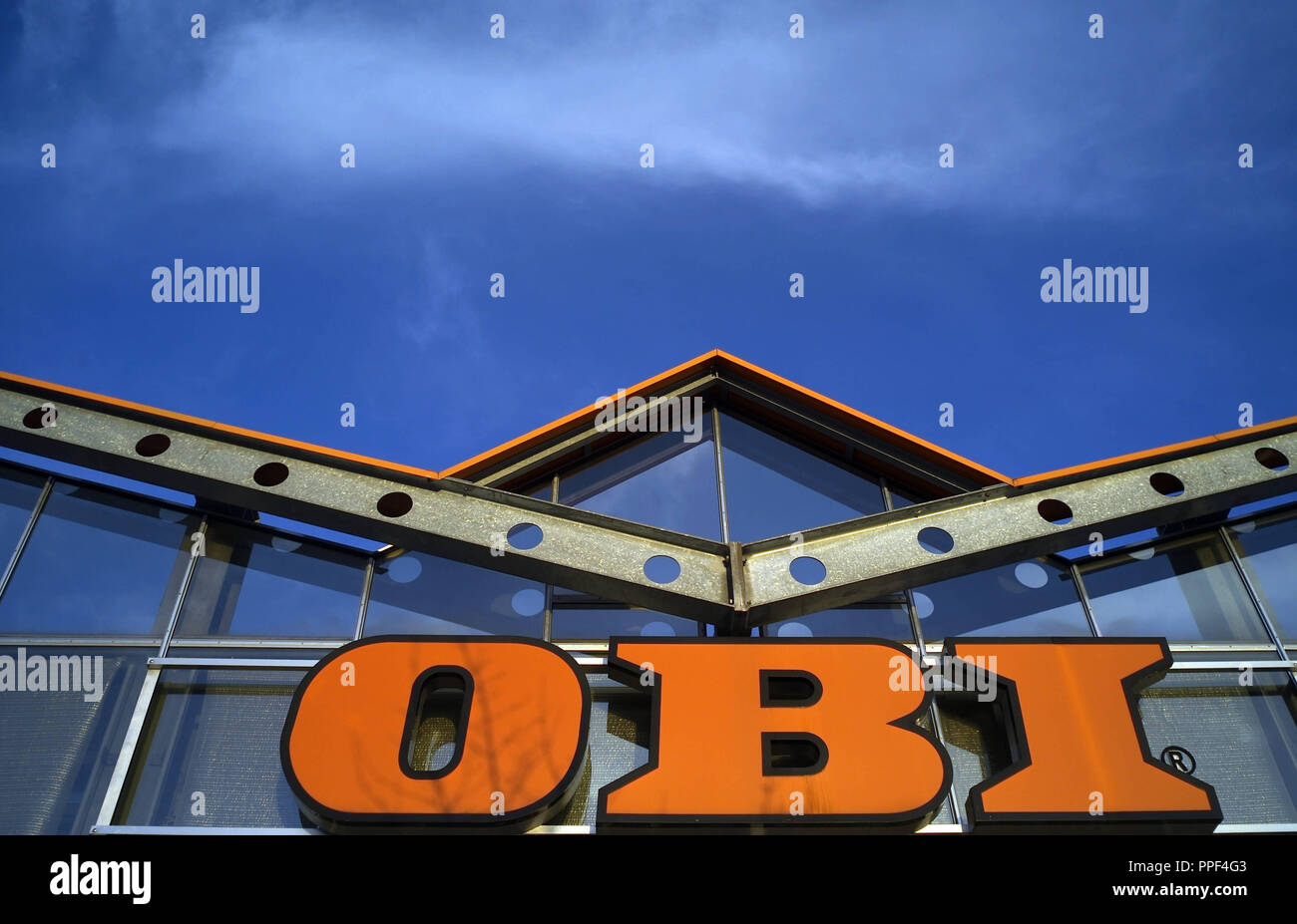 Logo an der Obi-Baumarkt in Germering. Stockfoto