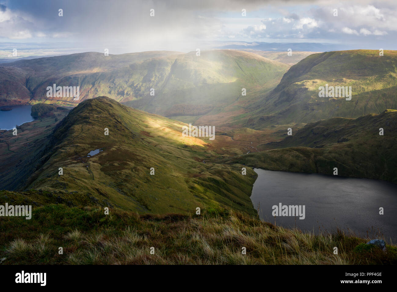 Rauhe Felsen und Blea Wasser von der High Street im Nationalpark Lake District, Cumbria, England. Stockfoto