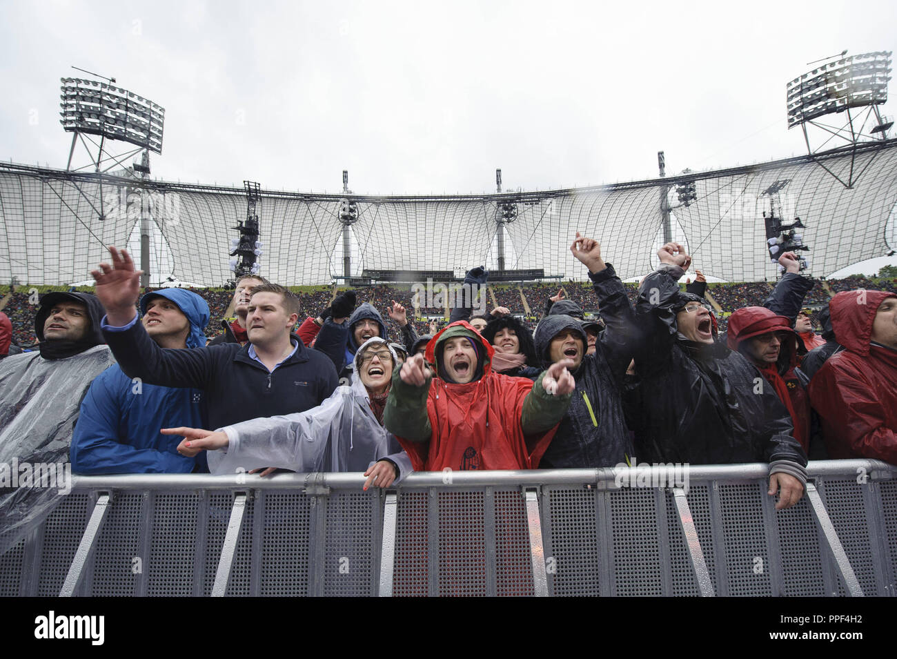 Bruce Springsteen Fans im Regen im Olympiastadion in München. Stockfoto