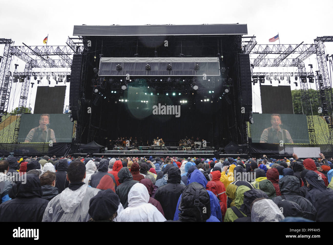 Bruce Springsteen Fans im Regen im Olympiastadion in München. Stockfoto