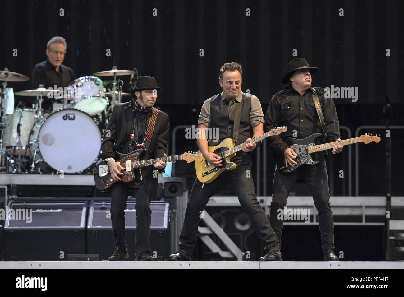 Bruce Springsteen (2. von rechts) und die E-Street Band (von links: Schlagzeuger Max Weinberg, Nils Lofgren und Steven Van Zandt) live im Olympiastadion in München. Stockfoto