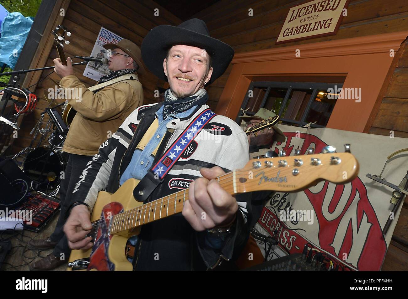 Tag der Offenen Tür zum 100-jährigen Jubiläum des Cowboy Club München. Das Bild zeigt die Leistung einer Band. Stockfoto