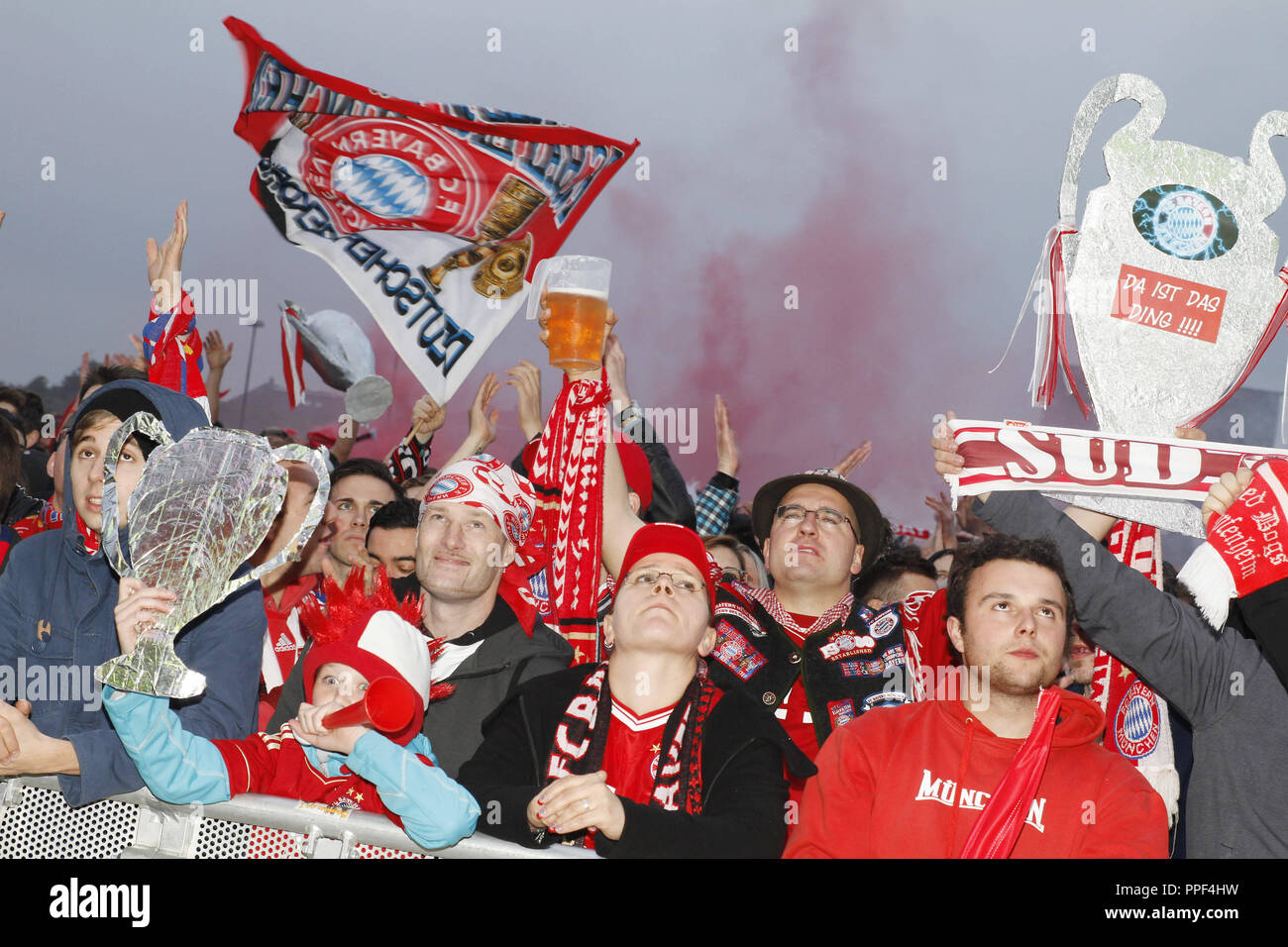 Uefa Champions League Finale 2013 Die Fans Des Fc Bayern Munchen An Der Public Viewing Der Champions League Finale Gegen Borussia Dortmund Auf Der Theresienwiese In Munchen Stockfotografie Alamy
