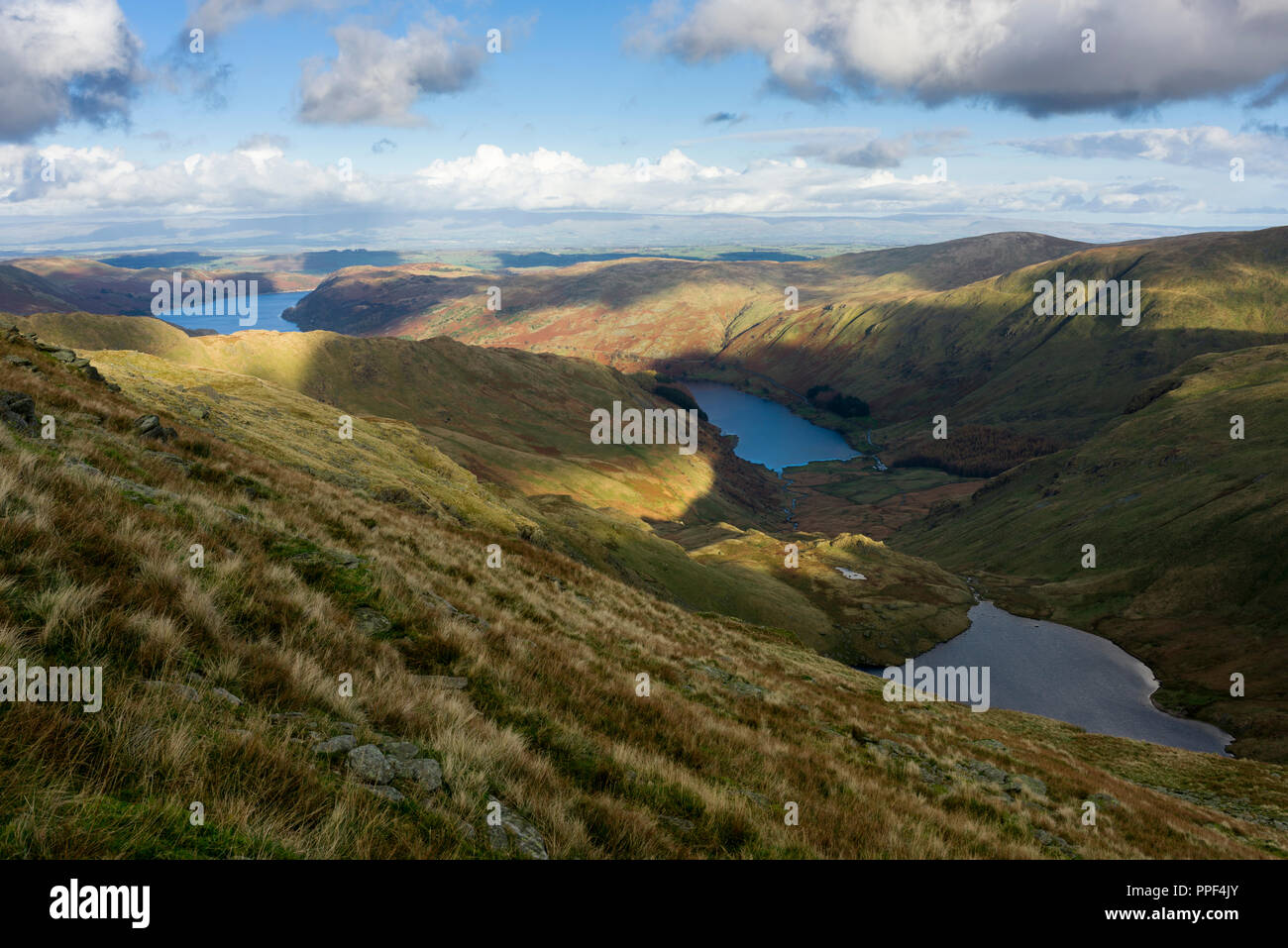 Haweswater Reservoir und kleinen Wasser aus Mardale Kranke Bell im Nationalpark Lake District, Cumbria, England. Stockfoto