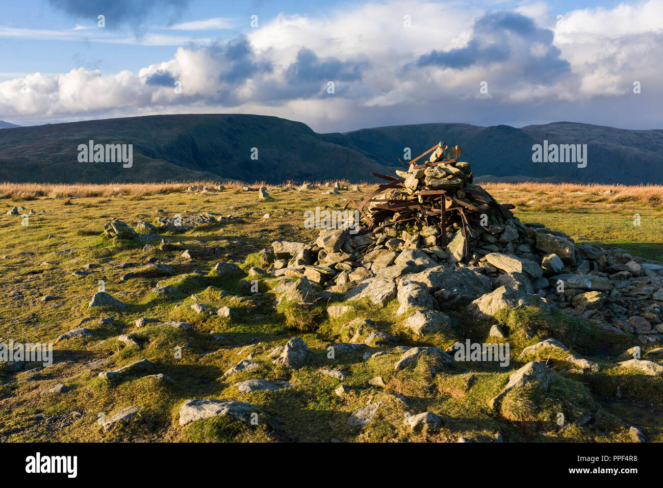 Cairn auf dem Gipfel des Harter fiel mit der High Street über im Nationalpark Lake District, Cumbria, England. Stockfoto