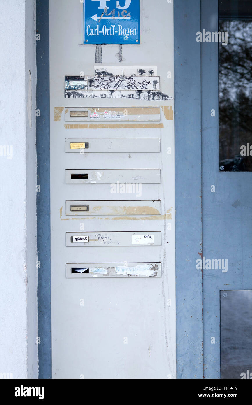 Verfallene, schmutzige Postfächer am Eingang des Hauses an der Carl-Orff-Bogen 43. Stockfoto