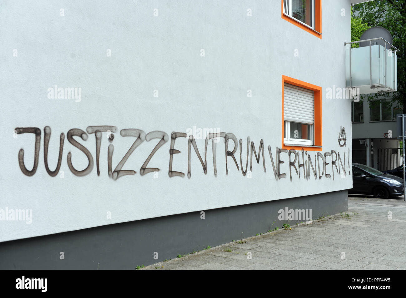 Graffiti" behindern die Strafjustiz Center" an der Wand im Dom Pedro Straße/Merianstrasse. Das neue Gebäude des Criminal Justice Center befindet sich auf der nahe gelegenen Leonrodplatz geplant. Stockfoto