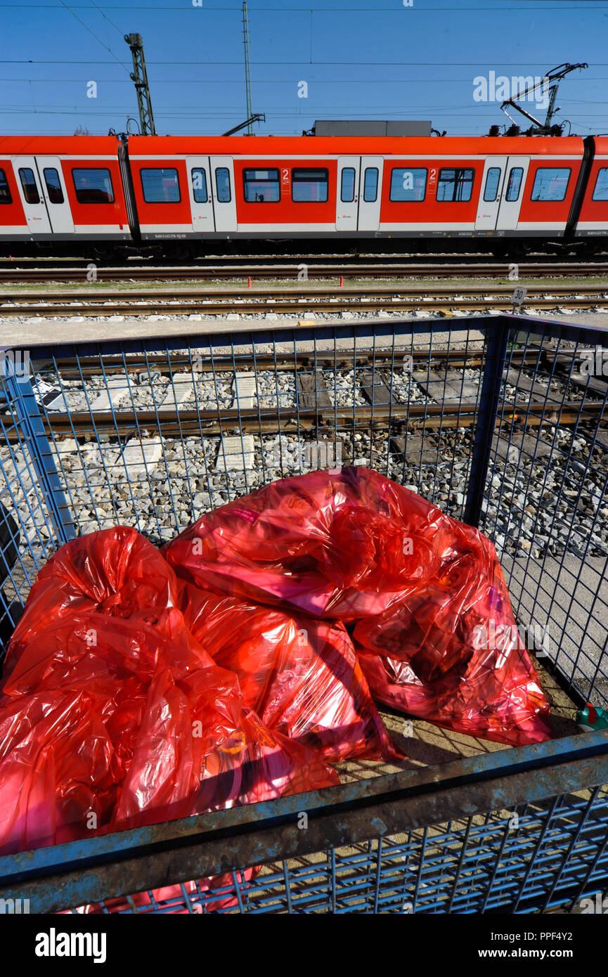 Reinigung Personal der Deutschen Bahn bei der täglichen Reinigung der S-Bahn. Das Bild zeigt einen Müllsack voll mit gesammelten Abfälle. Stockfoto