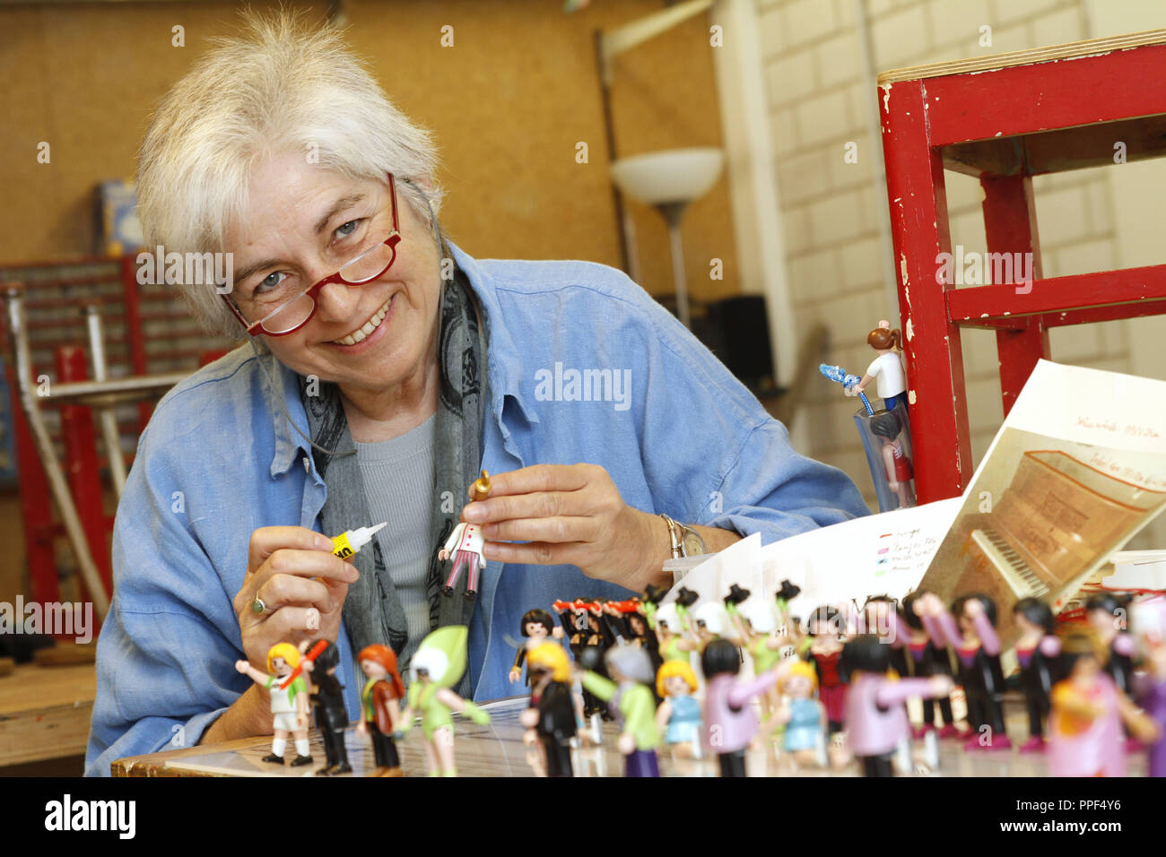 Grafik Designer Irmgard Voigt entworfen, einem der 14 Street Klaviere der "Play Me I'm Yours" Ton Aktion im öffentlichen Raum. Ihr Klavier ist mit 85 Namen von Komponisten und lebt in München und 85 weibliche PLAYMOBIL-Figuren in typisch männliche Berufe geschmückt. Stockfoto