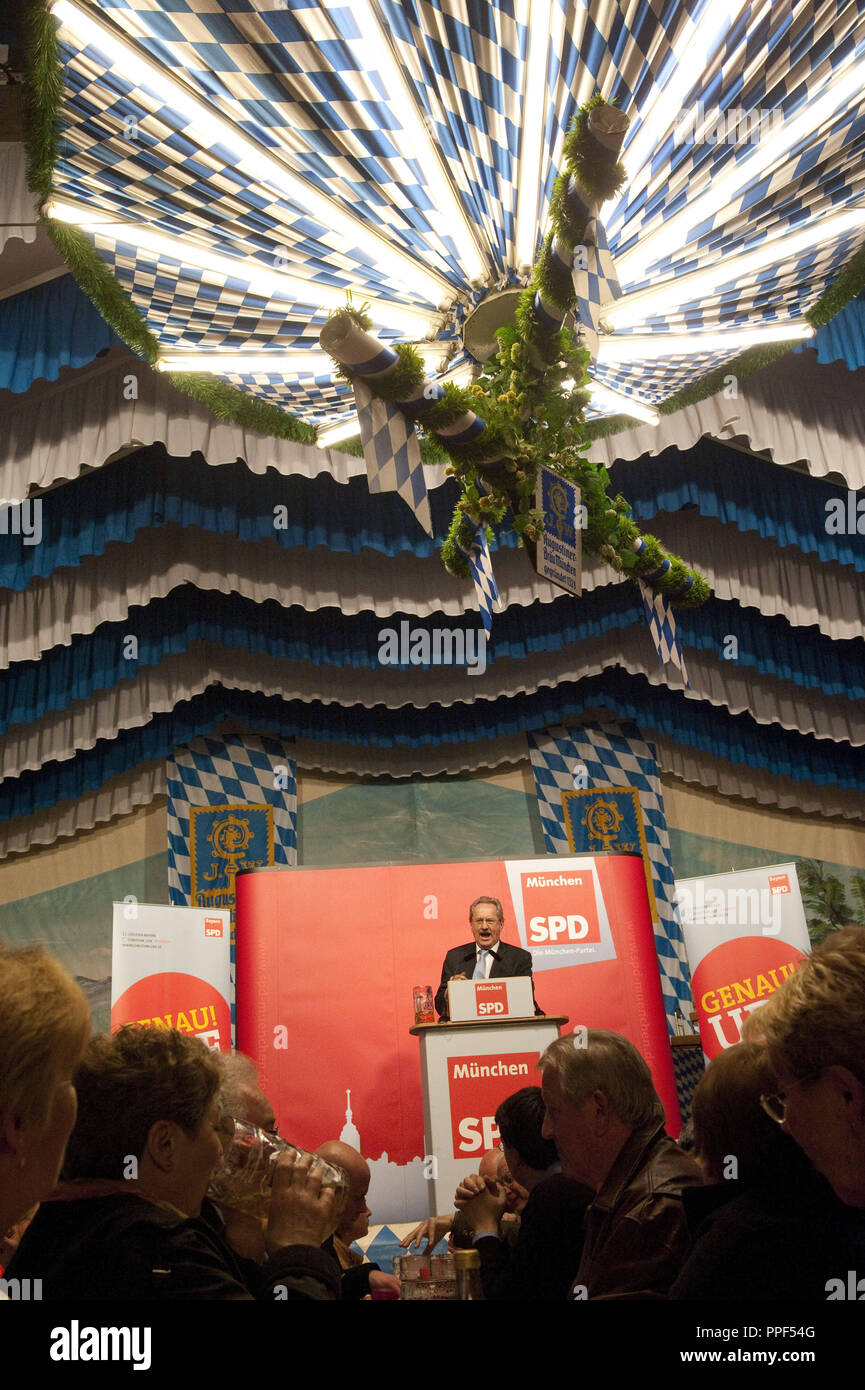 Der Oberbürgermeister von München, Christian Ude, SPD-Spitzenkandidat für die bayerische Landtagswahl, spricht auf eine Kampagne am Abend seiner Partei am Frühlingsfest im Zuericher Straße. Stockfoto