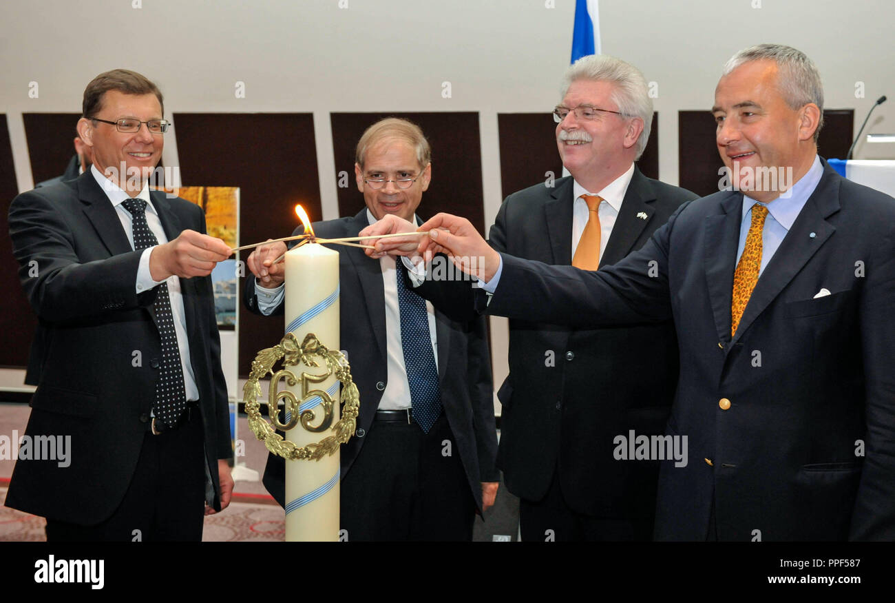 Von links nach rechts: Tibor Shalev Schlosser, Generalkonsul von Israel in München, Yakov Hadas-Handelsman, Botschafter Israels in Deutschland, Wirtschaftsminister Martin Zeil und Kultusminister Ludwig Spaenle Licht zusammen das mahnmal Kerze an der Rezeption der israelische Generalkonsul für den 65. Jahrestag der Unabhängigkeit Israels im Leonardo Royal Hotel in München. Stockfoto