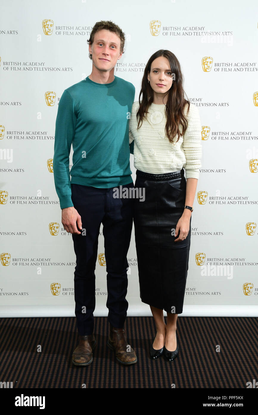 Stacy Martin und George MacKay an der BAFTA-Durchbruch Brits Jury Tag bei der BAFTA, London. Stockfoto