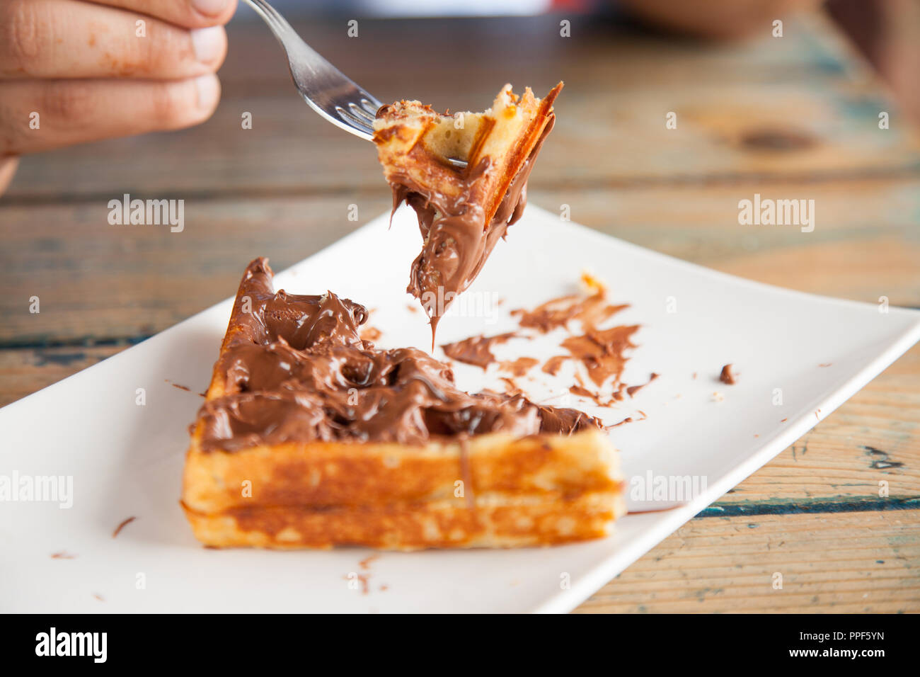 Nutella Waffel Bissen mit Gabel Stockfoto