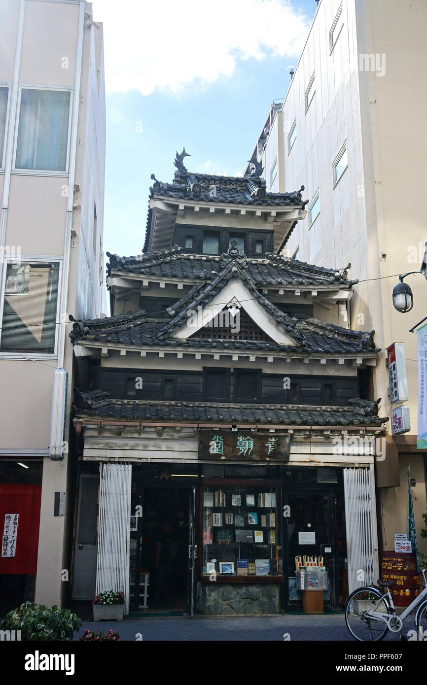 Matsumoto, Nagano Prefecture, Japan - August 09, 2018: Ein hölzernes Gebäude der traditionellen japanischen Architektur zwischen modernen Büros. Stockfoto