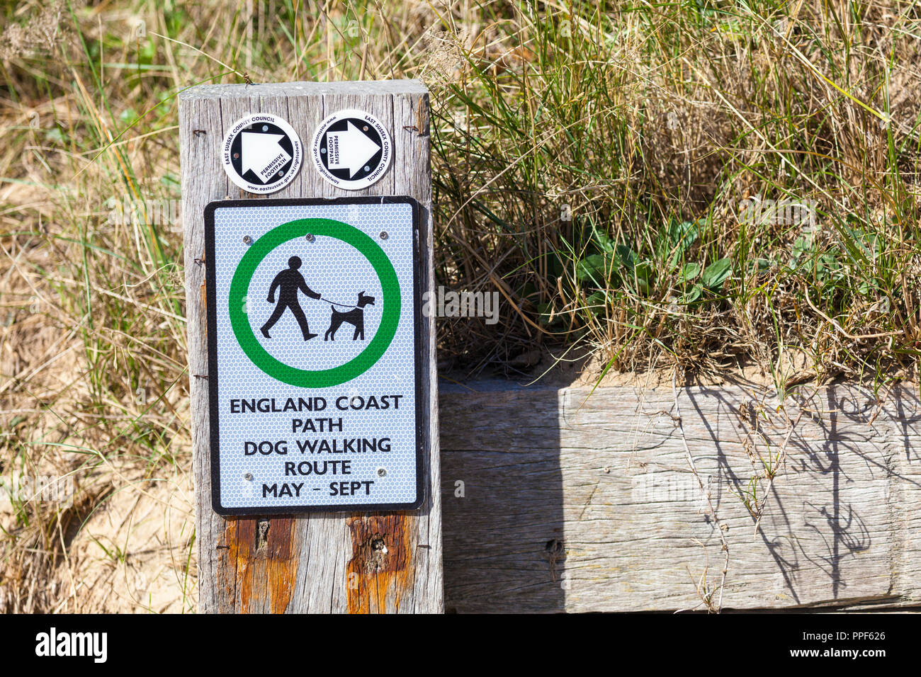 England Coast Path dog walking route Mai Sept. Wegweiser, Camber Sands, East Sussex, Großbritannien Stockfoto