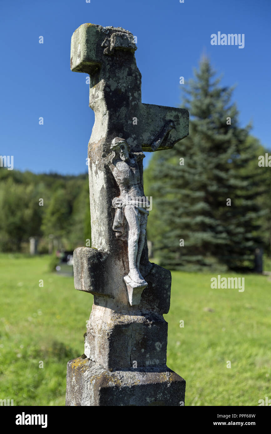 Alte, Zement Kreuz auf dem orthodoxen Friedhof. Ein Zeichen zu widersetzen. Stockfoto