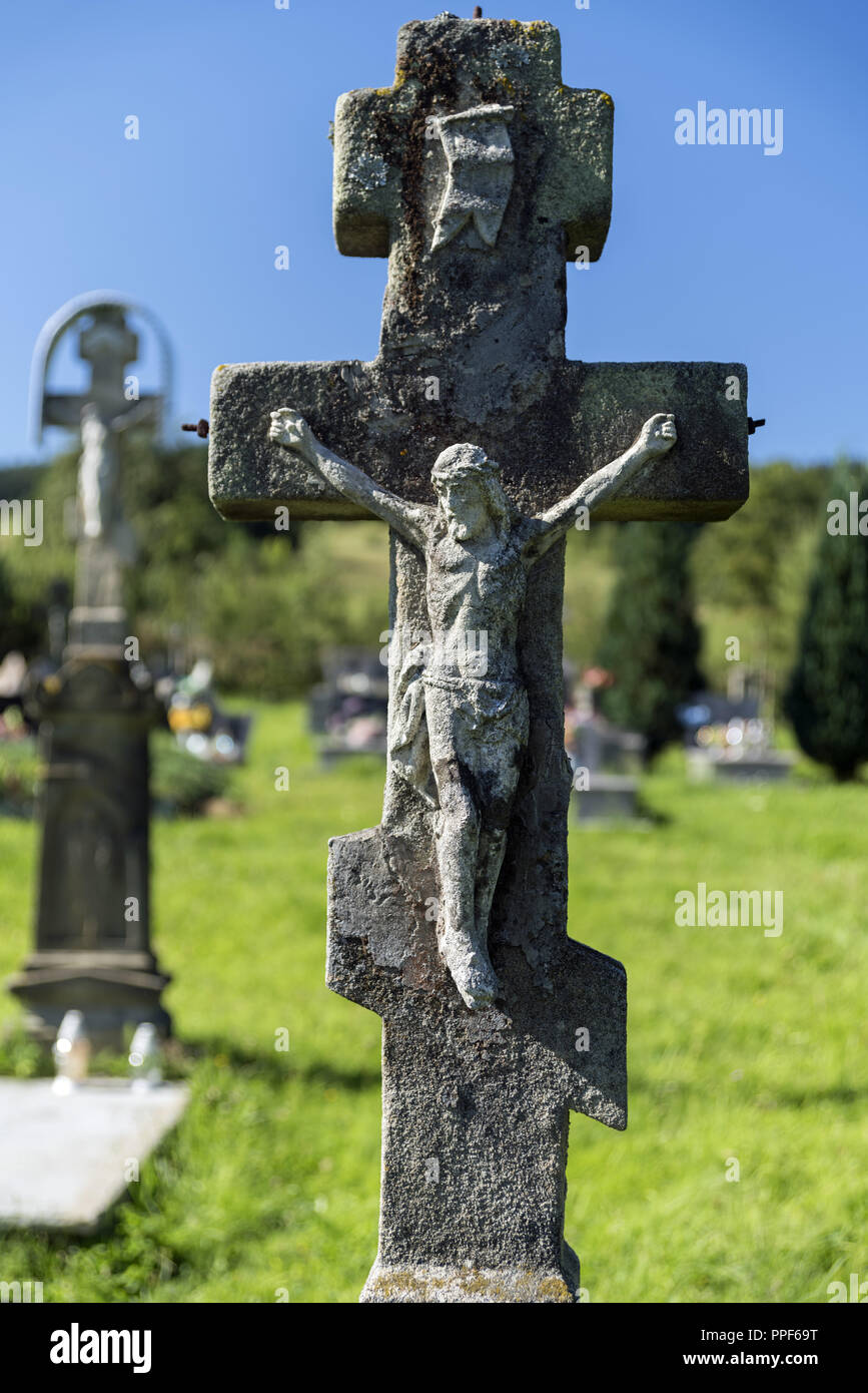 Alte, Zement Kreuz auf dem orthodoxen Friedhof. Ein Zeichen zu widersetzen. Stockfoto