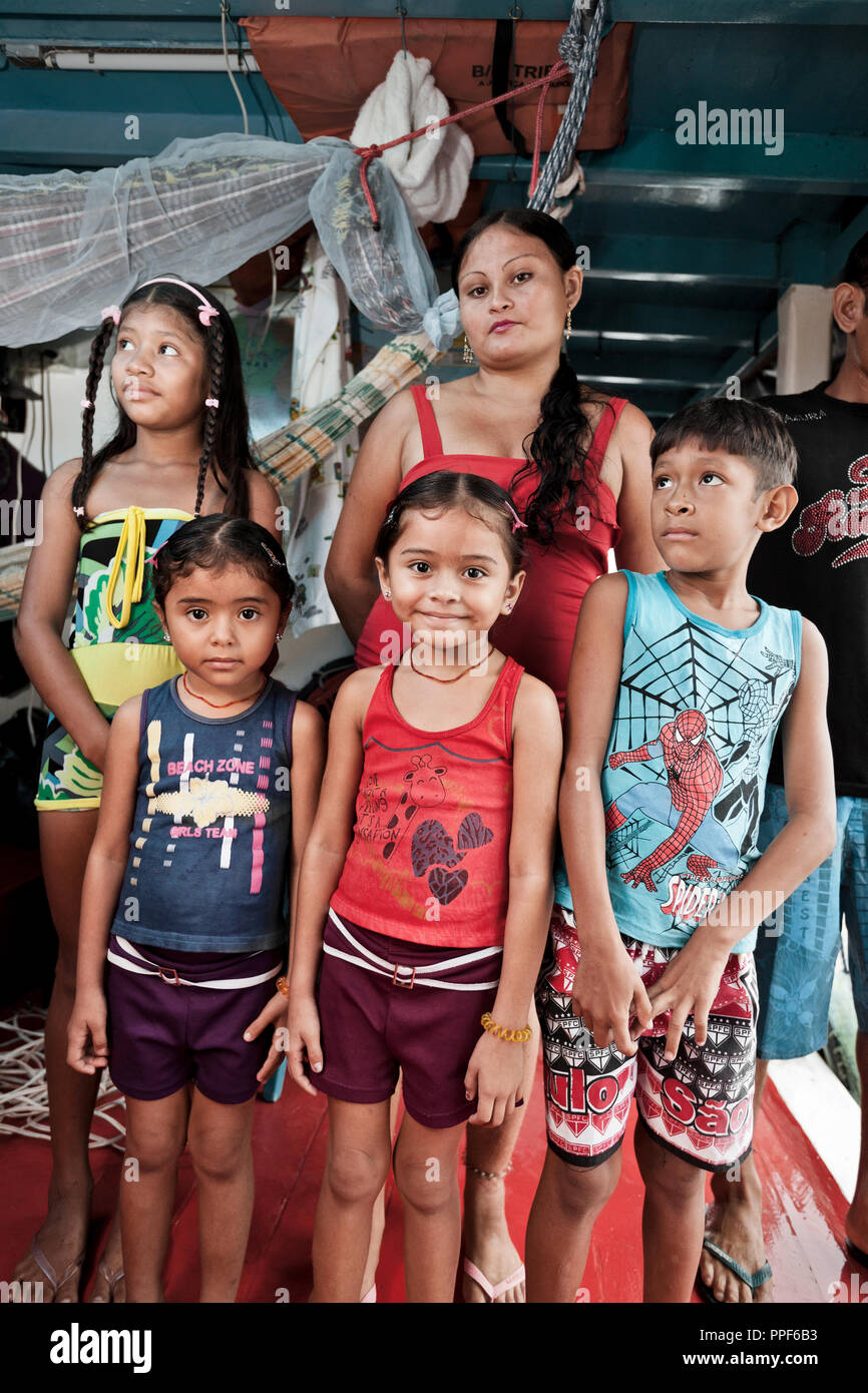 Die Menschen, die der Gerichtshof zu besuchen, um ihre Rechte zu erhalten möchten, kommen oft aus weit entfernten Siedlungen in den Amazon Delta mit dem Boot gefahren und ihre Boote auch im Regen lange Seite der Tribuna machen. Stockfoto