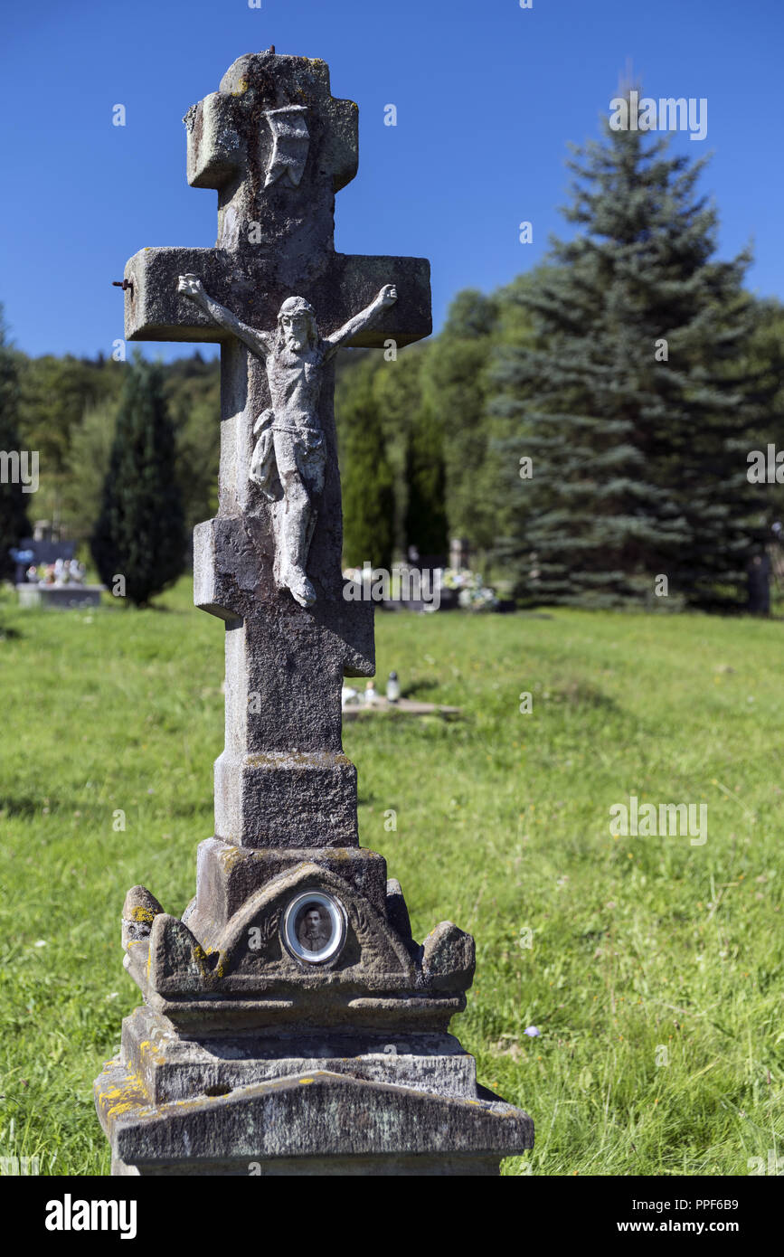 Alte, Zement Kreuz auf dem orthodoxen Friedhof. Ein Zeichen zu widersetzen. Stockfoto