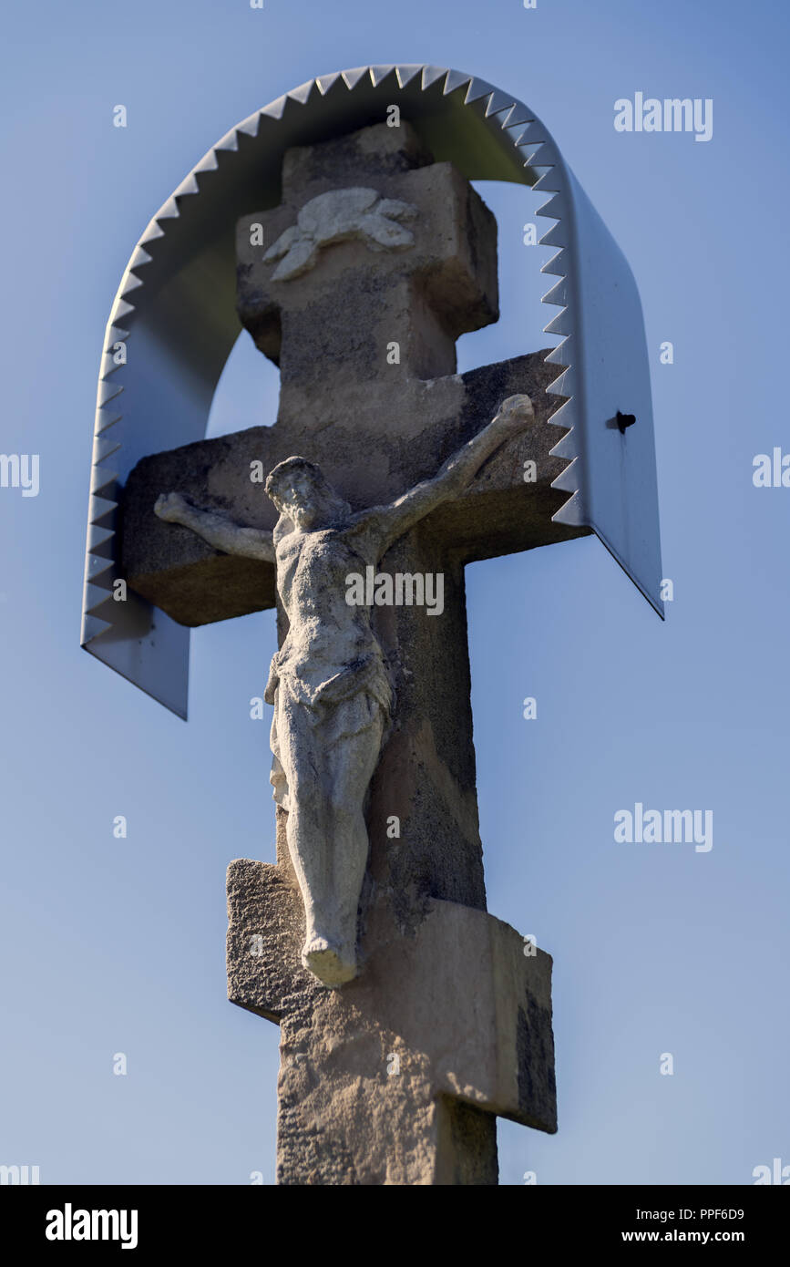 Alte, Zement Kreuz auf dem orthodoxen Friedhof. Ein Zeichen zu widersetzen. Stockfoto