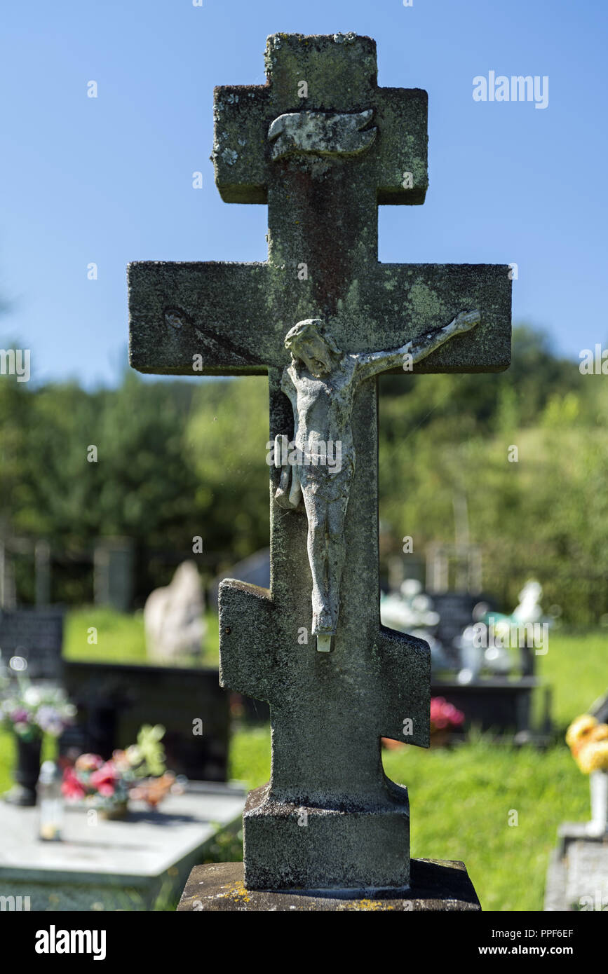 Alte, Zement Kreuz auf dem orthodoxen Friedhof. Ein Zeichen zu widersetzen. Stockfoto