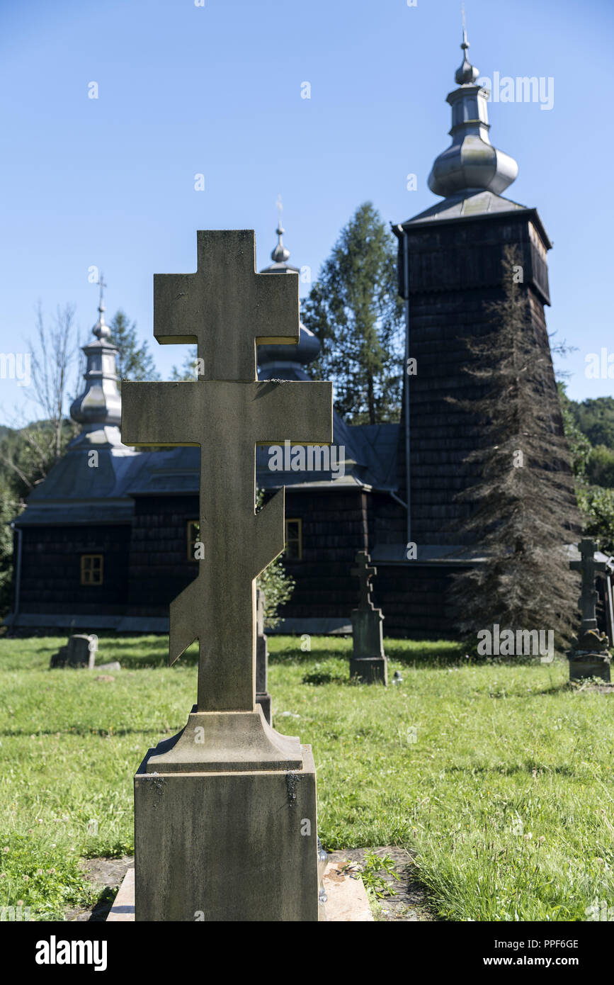 Alte, Zement Kreuz auf dem orthodoxen Friedhof. Ein Zeichen zu widersetzen. Stockfoto
