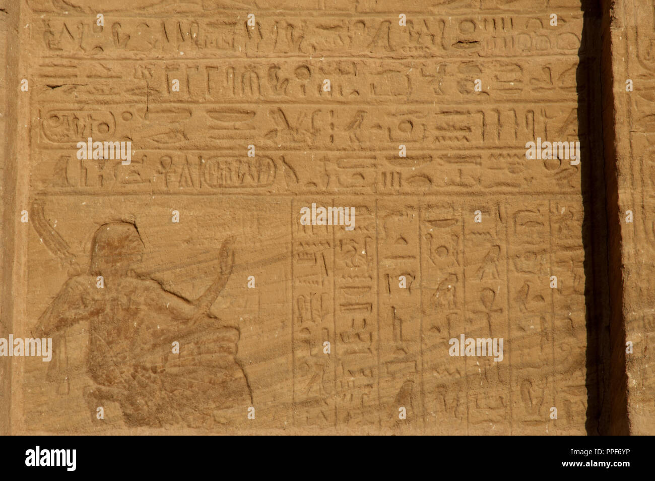 Ägyptische Kunst Hieroglyphenschrift. Details der unteren Entlastung in der Stele, die den Pharao Ramses II mit Kriegsgefangenen Amun zu Gott darstellt. Großen Tempel von Ramses II. 19. Dynastie. Neuen Reich. Abu Simbel. Ägypten. Stockfoto