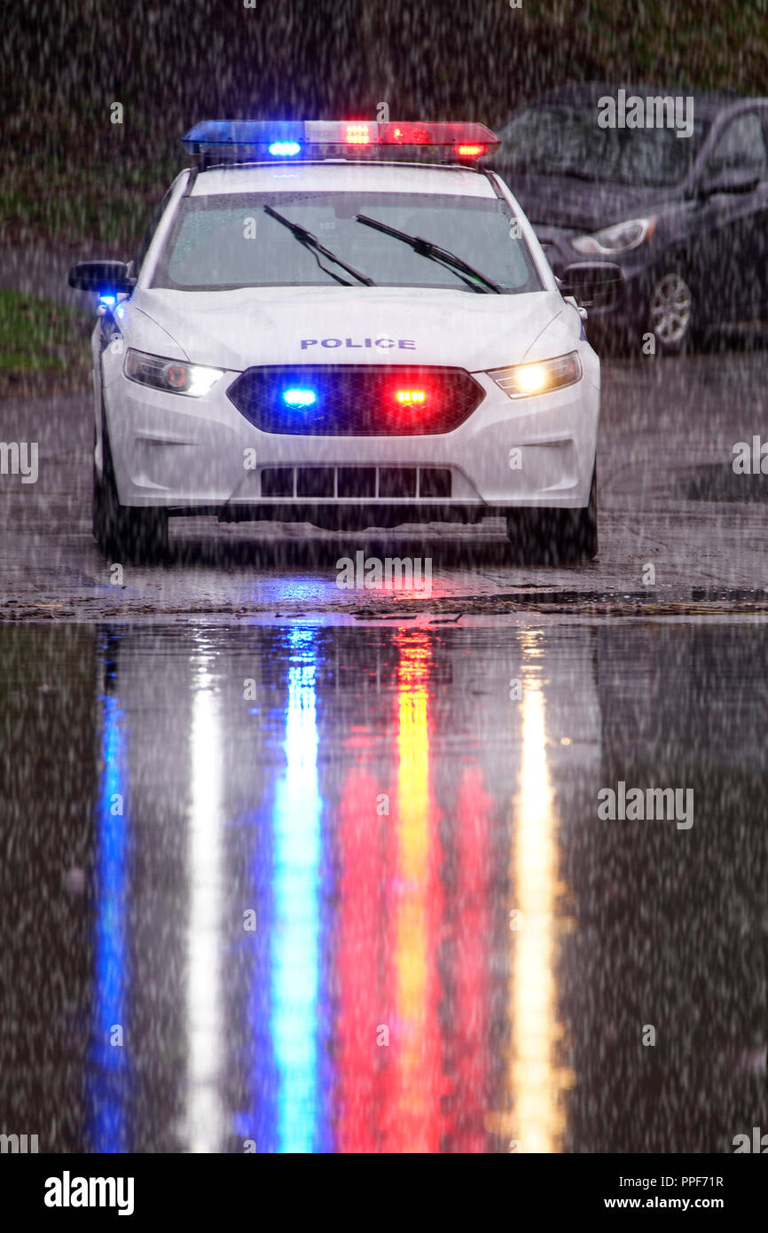 Laval, Kanada, 5. Mai 2017. Die Polizei Auto im Regen Sperrung des Verkehrs auf der Straße nach einem Frühling Flash Flood. Credit: Mario Beauregard/Alamy leben Nachrichten Stockfoto