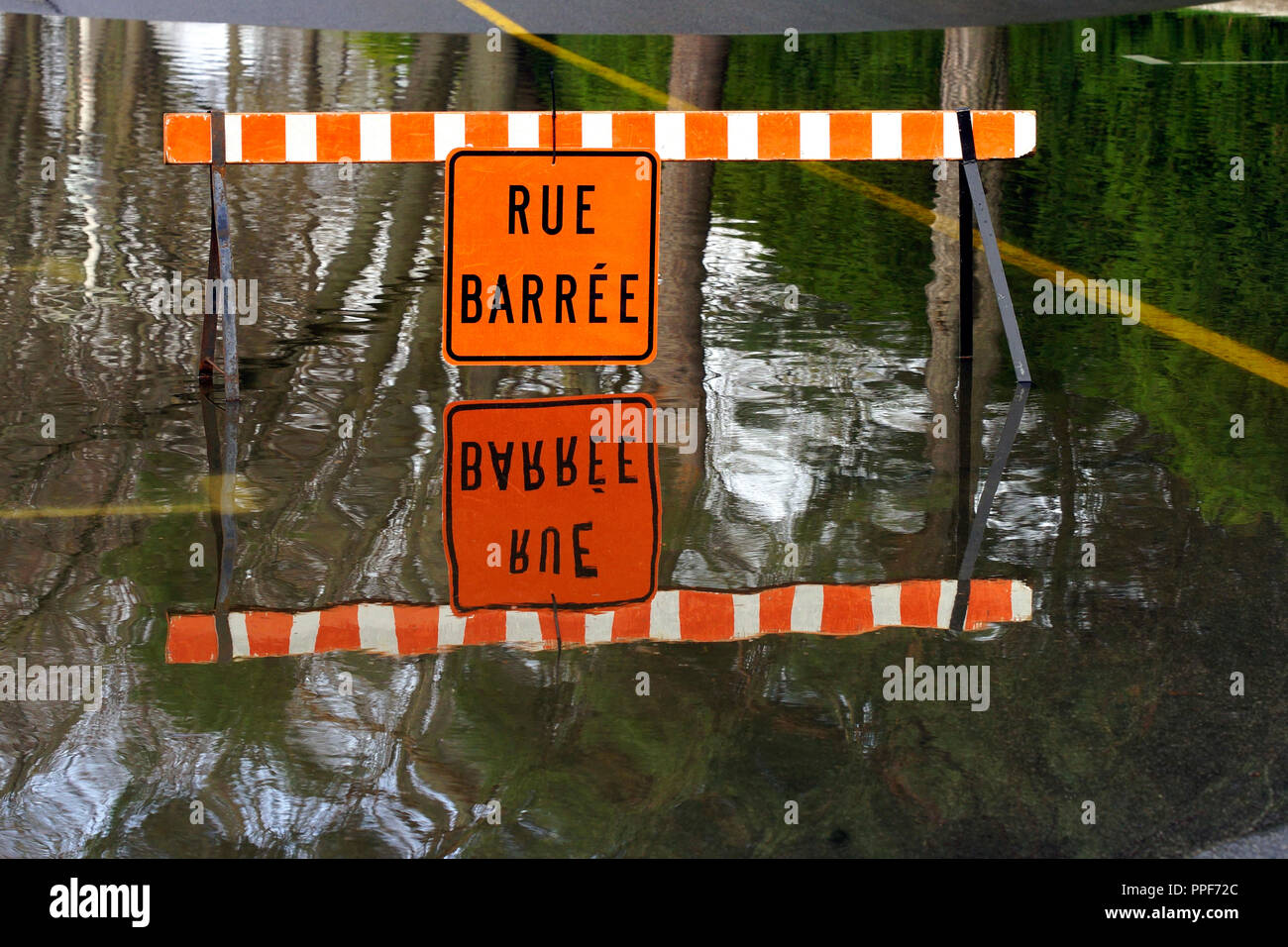 Laval, Kanada, 5. Mai 2017. Straße Block Schilder auf der Straße nach einem Frühling Flash Flood. Credit: Mario Beauregard/Alamy leben Nachrichten Stockfoto