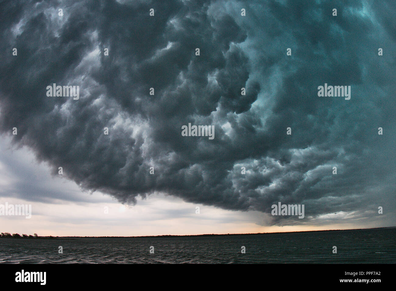 Montreal, Kanada, 23. Juli 2012. Unwetter Wolken über dem See. Credit: Mario Beauregard/Alamy leben Nachrichten Stockfoto