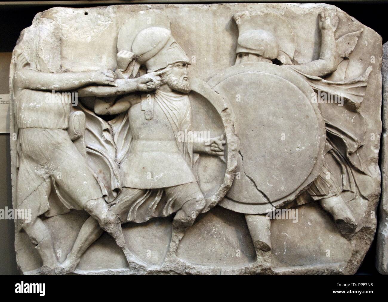 Nereide Denkmal. Geformtes Grab von Xanthos. Klassik Lykien. Die Türkei. Krieger (hoplits, Bogenschützen) Größere podium Frieze. 390-380 BC. British Museum. London. England. Vereinigtes Königreich. Stockfoto