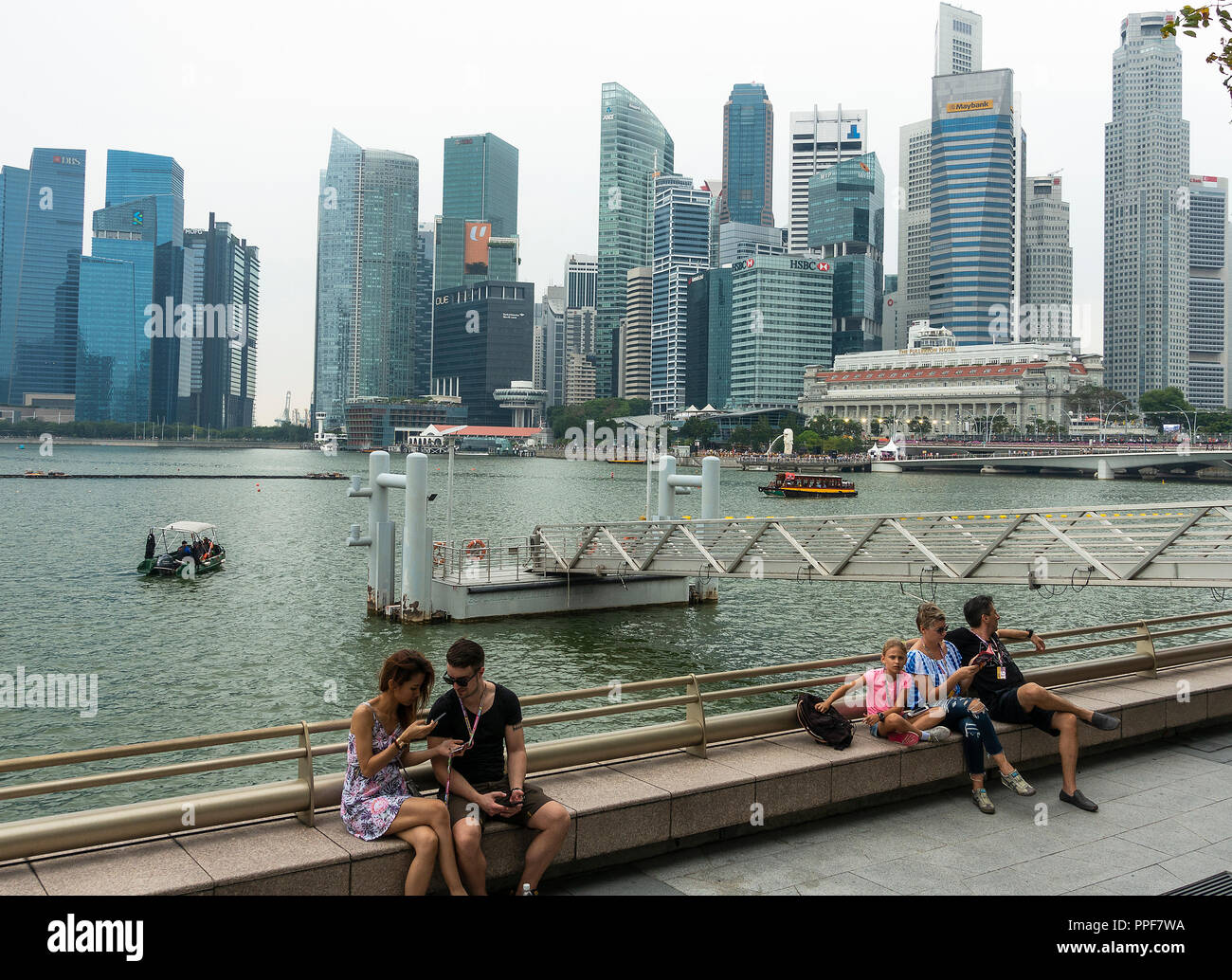Das Fullerton Hotel- und Finanzviertel Wolkenkratzer mit Taxi River Boat und Touristen in der Innenstadt von Singapur Republik Singapur Asien Stockfoto