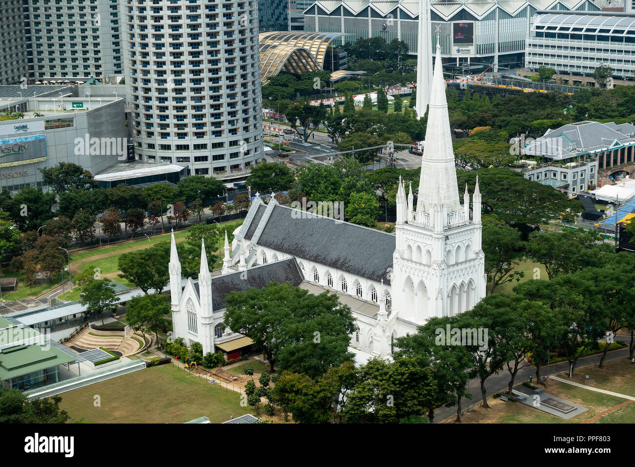 Eine Luftaufnahme von St. Andrew's Cathedral aus dem Peninsula Excelsior Hotel in Singapur Asien Stockfoto