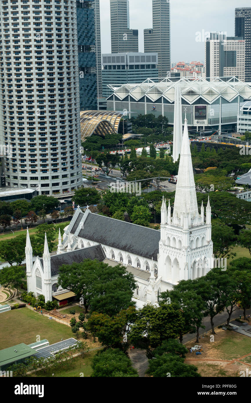 Eine Luftaufnahme von St. Andrew's Cathedral aus dem Peninsula Excelsior Hotel in Singapur Asien Stockfoto