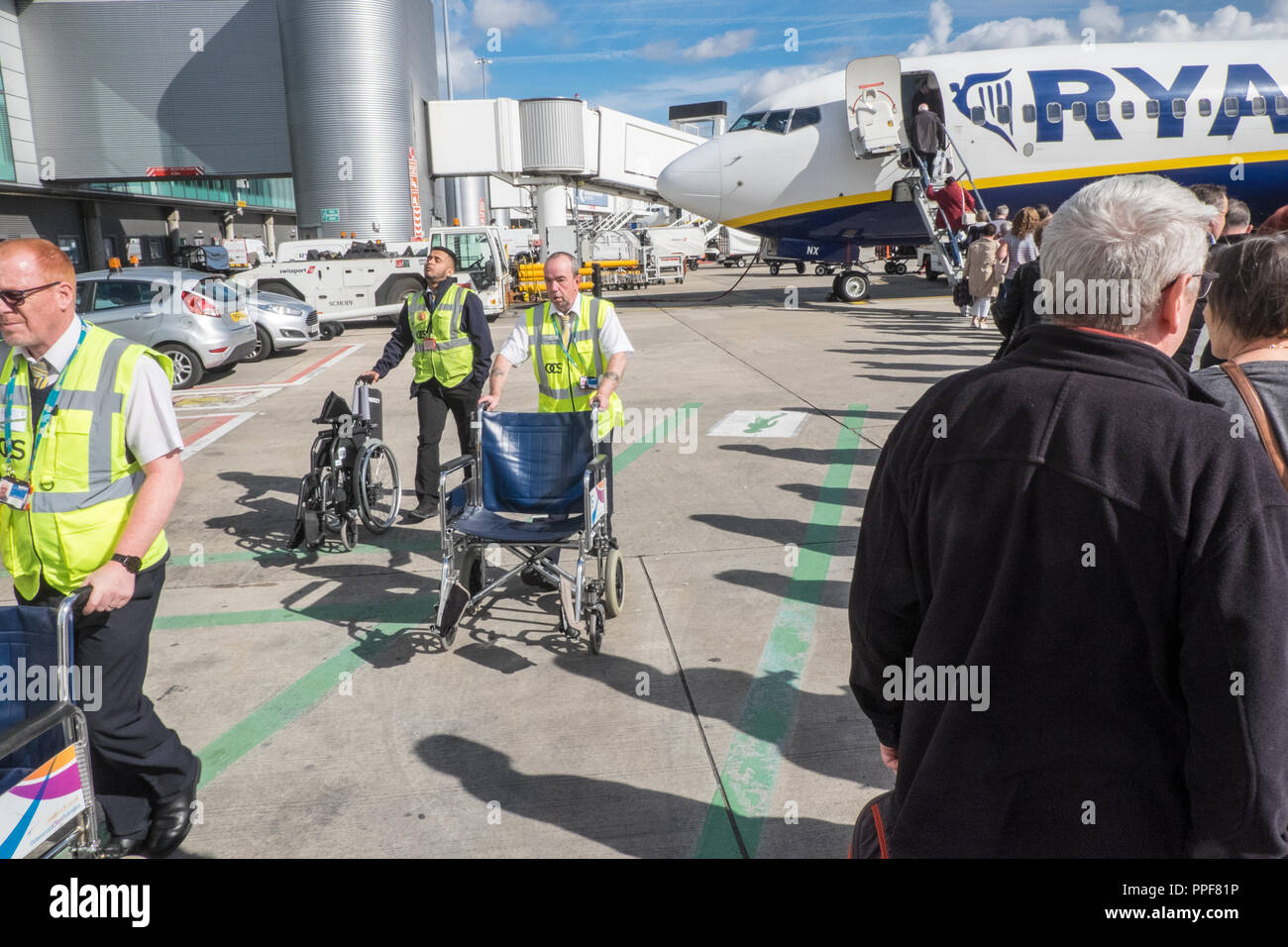 Rollstuhl, Service, Hilfe, Passagiere, Boarding, Ryanair, Flug, zu,  Carcassonne, Frankreich, at, Manchester Flughafen, Transport, Transport,  Hub, England, Vereinigtes Königreich Stockfotografie - Alamy