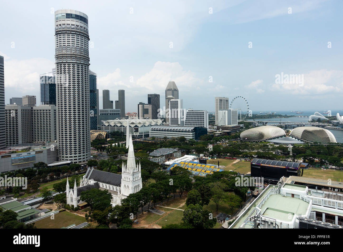 Luftaufnahme von St. Andrew's Cathedral, die Padang, das Swissotel Stamford Tower und der Innenstadt von Singapur Republik Singapur Asien Stockfoto
