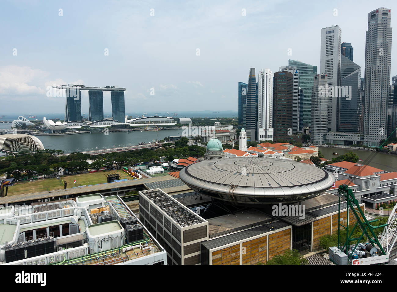 Luftaufnahme des kreisförmigen Supreme Court Building, Marina Bay Sands Hotel Komplex und Financial District in der Nähe von Boat Quay in Singapur Asien Stockfoto