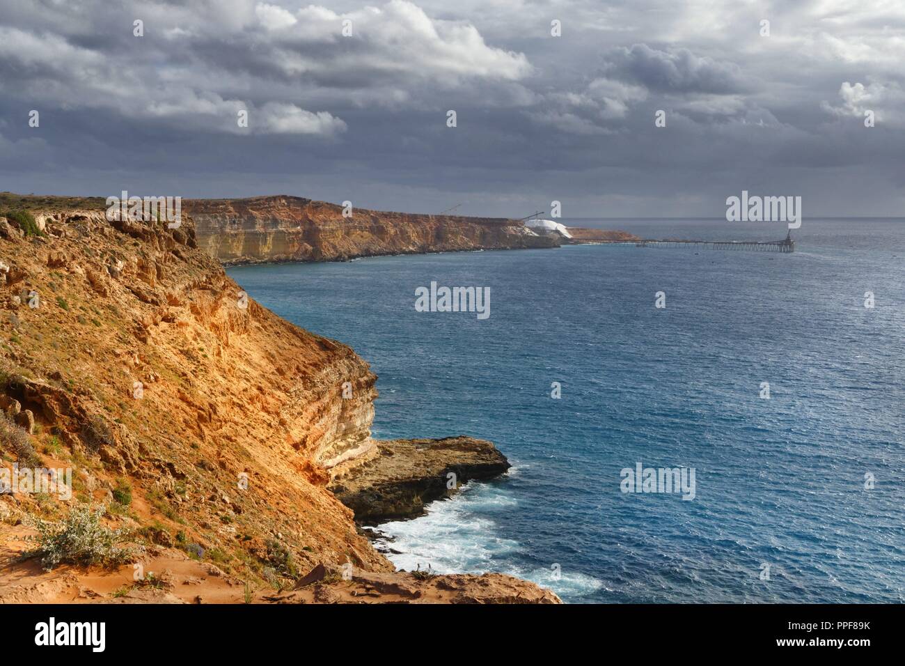 Costal Cliffs zu Lake McLeod Salz Schiff Verladeanlage, Quobba, Gascoyne, Western Australia | Verwendung weltweit Stockfoto